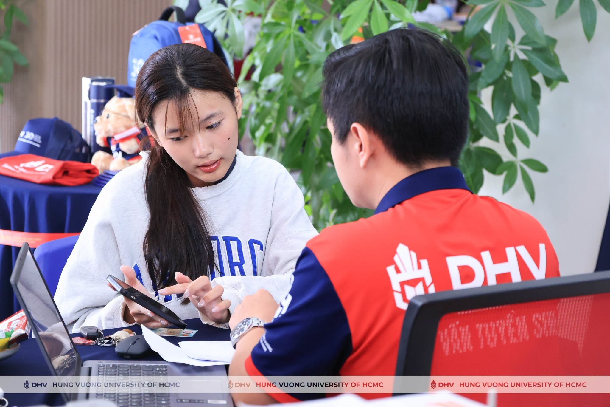 thi-sinh-2k8-tim-hieu-nhap-hoc-tai-dhv-2-1786371587.jpeg