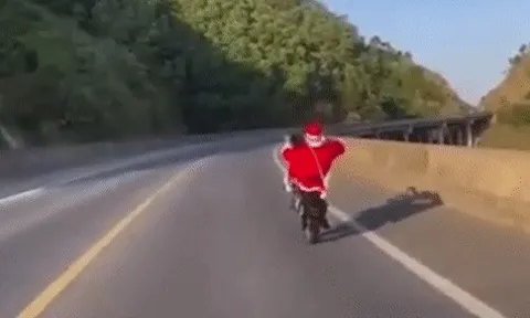 Khởi tố thanh niên đóng "ông già Noel" bốc đầu xe máy ở Thái Nguyên