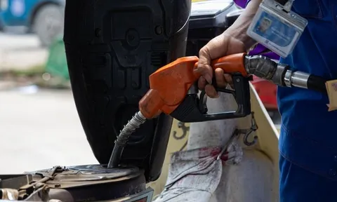 Giá xăng dầu hôm nay 27/12: Biến động trái chiều