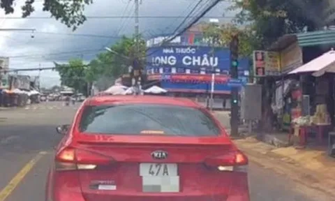 Hành động của tài xế ô tô khiến nhiều người bức xúc, cảnh sát vào cuộc