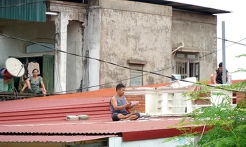 Tràn đê sông Bưởi ở Thanh Hóa, dân leo mái nhà sinh hoạt
