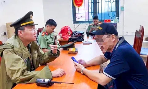 Công an Hà Nội xử lý người đàn ông xếp ghế 'giữ chỗ' xem diễu binh rồi bán kiếm lời