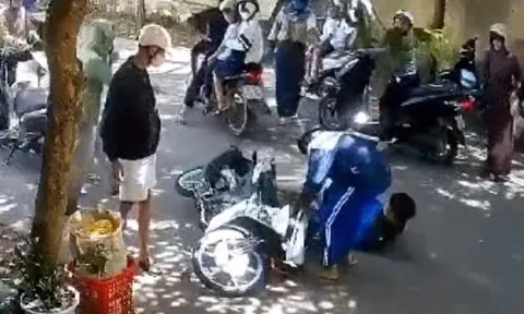 Ba thanh thiếu niên nhập viện sau vụ ẩu đả cạnh cổng trường