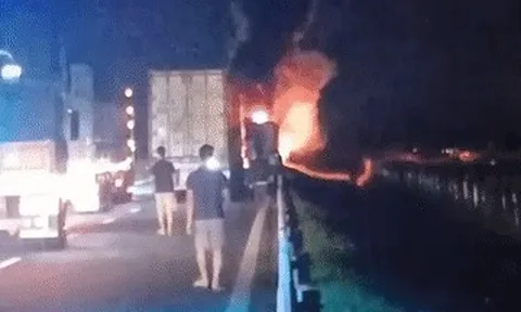 Xe đầu kéo container cháy ngùn ngụt trên cao tốc Vĩnh Hảo - Phan Thiết