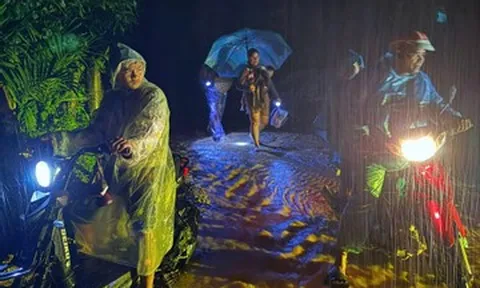 Trưởng thôn báo có vết nứt núi, hàng chục người phải sơ tán khẩn trong bão