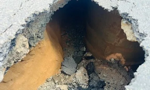 ‘Hố tử thần’ sâu khoảng 2,5m xuất hiện giữa đường ở TPHCM