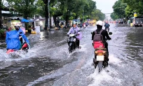 Ngập nặng trung tâm TP.HCM sau mưa, người đi đường giật điện nghi từ mối nối hở nhà dân