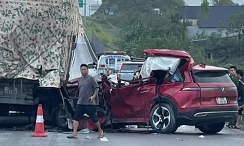 Ô tô 7 chỗ đâm đuôi xe tải trên cao tốc, tài xế tử vong tại chỗ