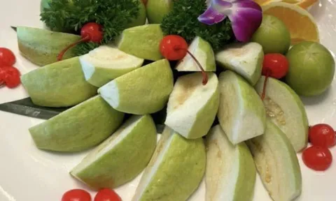 Ổi được ví như 'siêu trái cây', nhưng ai không nên ăn?