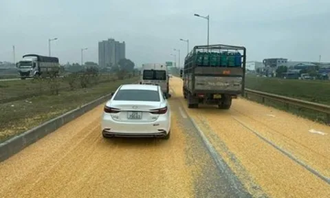 Xe đầu kéo bung chốt, 3 tấn ngô tràn xuống cao tốc Hà Nội – Thái Nguyên