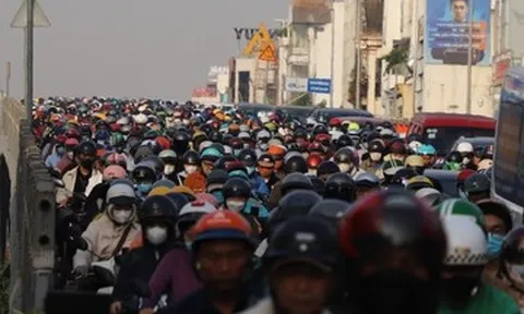 Vật lộn giữa 'biển người và xe' vào trung tâm TPHCM sáng đầu năm