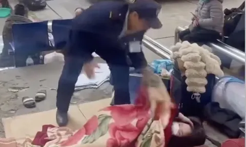 Bức xúc bảo vệ 'ném chăn' người nhà bệnh nhân giữa trời lạnh, thương những người vạ vật ở bệnh viện