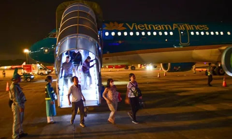 Hàng không tăng bay đêm, giá vé 'mềm' hơn