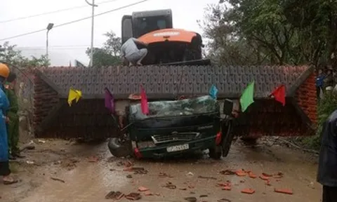 Xe tải làm sập cổng chào ở Đà Nẵng, 2 người tử vong