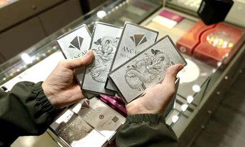 Giá vàng thế giới tiến sát 5.000 USD/ounce, giá bạc gần chạm 100 USD/ounce