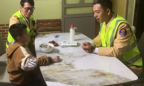 Tuần tra đêm giao thừa, CSGT phát hiện bé trai đi lạc trên cao tốc
