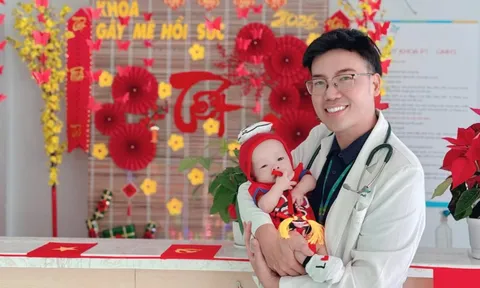 Em bé bị bỏ rơi được bác sĩ đưa 'du xuân' khắp bệnh viện