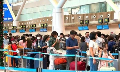 Hơn 170.000 khách 'đổ bộ', sân bay Tân Sơn Nhất lập đỉnh ngày mùng 4 Tết