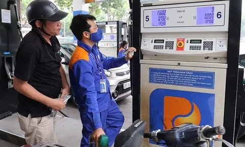 Giá xăng giảm, dầu tăng ngay phiên điều hành đầu năm