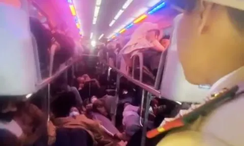 Hình ảnh bên trong ô tô 21 chỗ 'nhồi' 79 người, bị phạt 225 triệu đồng