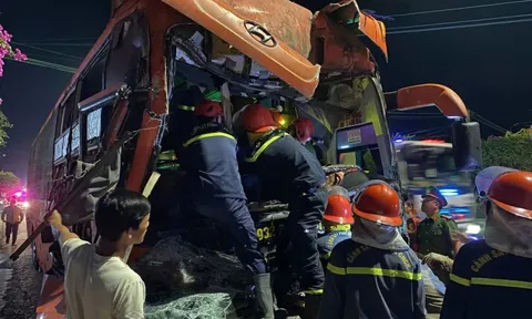 Giải cứu tài xế xe khách mắc kẹt trong cabin sau khi tông đuôi xe đầu kéo