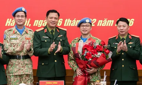 Trao quyết định của Chủ tịch nước cho sĩ quan đi thực hiện nhiệm vụ gìn giữ hòa bình Liên hợp quốc