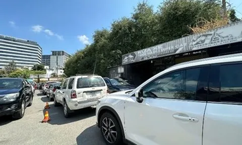 Ngày đầu cấp đăng kiểm điện tử ở TPHCM: Hệ thống 'nghẽn', ô tô xếp hàng dài chờ đợi