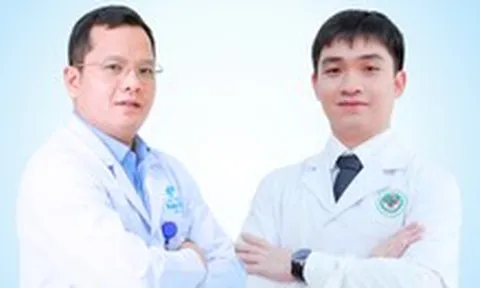 Tặng giấy khen hai bác sĩ cứu người đột quỵ ở sân bóng chuyền