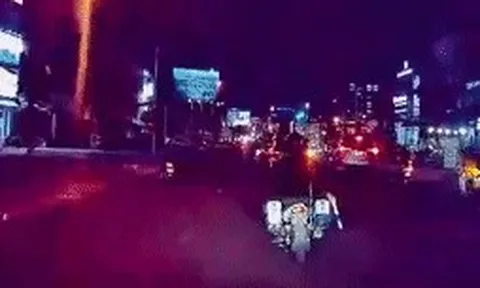 TPHCM: Công an phường hú còi mở đường, đưa người phụ nữ nghi tai biến đi cấp cứu