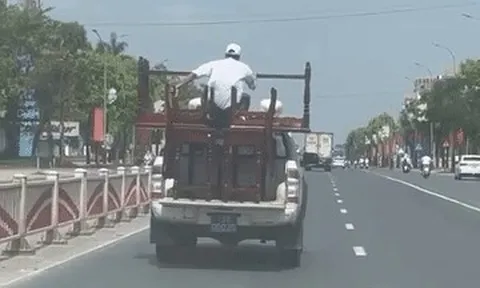Lý do tài xế ô tô bán tải biển xanh chở người trên thùng xe để giữ bàn, ghế