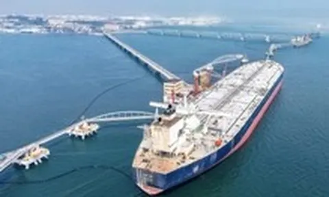 Giá dầu giảm mạnh, cú sốc nguồn cung vẫn còn đó