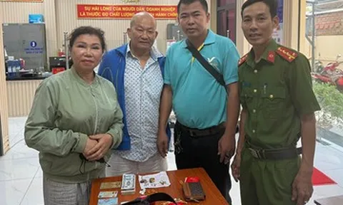 TPHCM: Công an giúp người phụ nữ tìm lại túi xách chứa tiền, vàng, kim cương