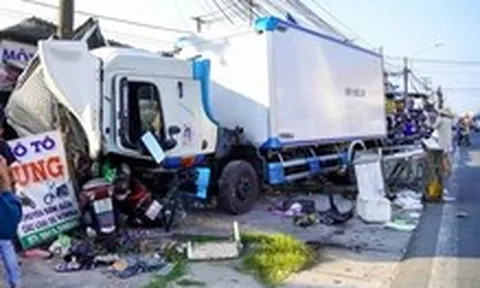 Xe tải mất lái tông liên hoàn nhiều xe máy trên quốc lộ 1, tài xế bất tỉnh