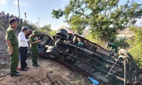 Hiện trường xe khách lao xuống vực khiến 4 người chết, 12 người bị thương