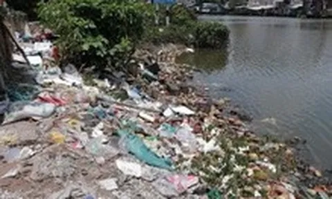 Rác thải tràn lan ở phường Tân Hưng: Người dân nói hôi thối, phường sẽ ra quân dọn dẹp