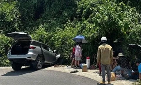 Ô tô lao xuống mương đèo Hòn Bà, 6 người gặp nạn