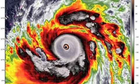 Siêu bão Sinlaku xuất hiện hiếm gặp ngoài khơi, có tiến vào Biển Đông?