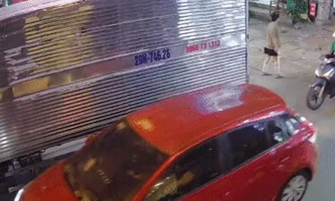 Đâm loạt xe ở Hà Nội, nữ tài xế hoảng loạn, gục trên vô lăng