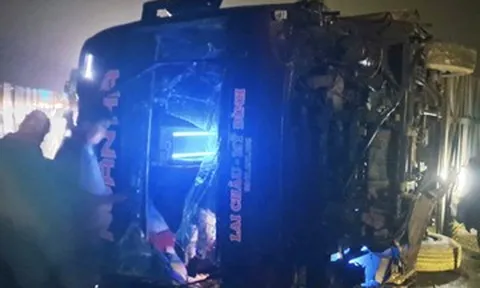 Ô tô khách chở 12 người lật nghiêng trên cao tốc Nội Bài - Lào Cai