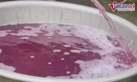 Nước giếng chuyển màu tím bất thường, người dân phải mua nước bình về dùng