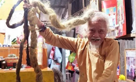 "Dị nhân tóc rồng" gây tò mò khắp miền Tây