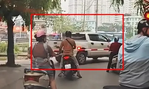 Clip 'thót tim' xe bán tải bất chấp lao qua gác chắn tàu ở Hà Nội