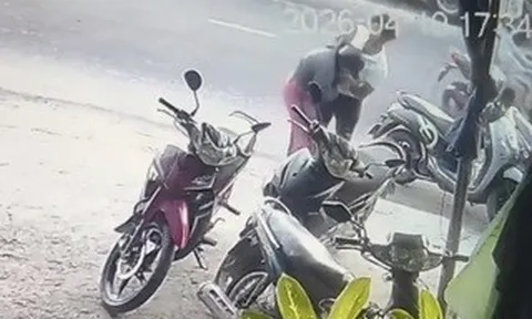 Clip: Phẫn nộ cảnh thanh niên hành hung phụ nữ giữa phố, công an vào cuộc