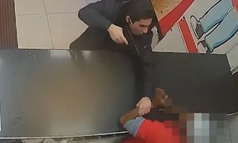 Đưa nhầm loại nước chấm, nhân viên cửa hàng gà rán bị dọa giết