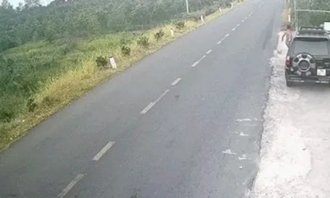 Bé trai đá bóng ra đường, người đàn ông chạy xe máy cán trúng ngã tử vong