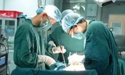 Cứu sống bệnh nhân 'đi tiểu ra phân' hiếm gặp