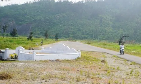 Tuyến đường du lịch biển Lộc Hà dang dở nhiều năm vì một ngôi mộ