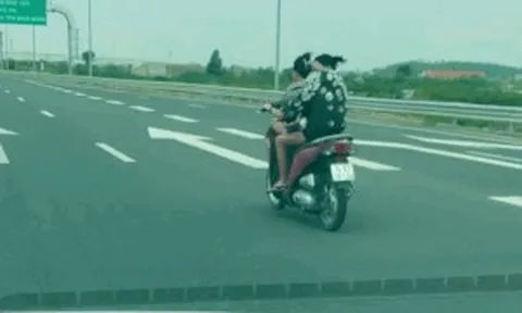 Clip hai phụ nữ đi xe máy lạng lách trên cao tốc, người ngồi sau ôm búp bê