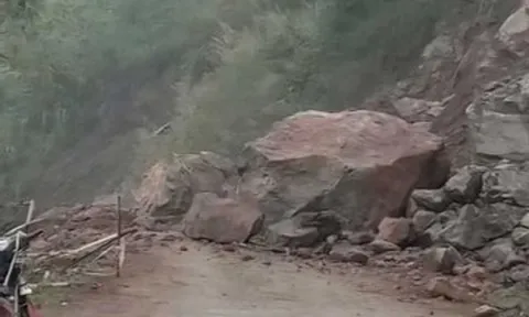 Hơn 2 vạn dân bị chia cắt vì đường vào xã sạt lở