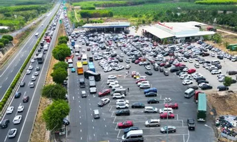 Dòng ô tô xếp hàng dài 8km trên cao tốc, trạm dừng nghỉ cũng quá tải